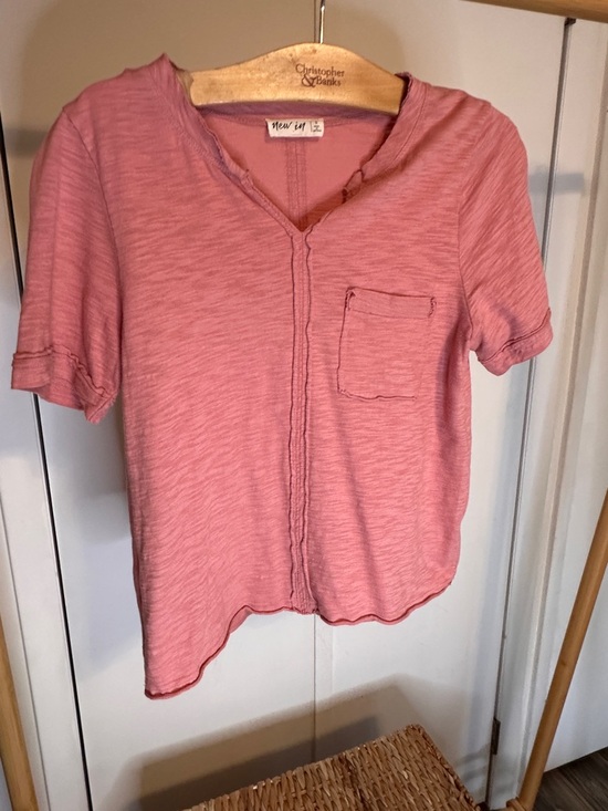 new in Tops - Relaxed V-Neck Short Sleeve Pocket Tee in Dusty Pink‎